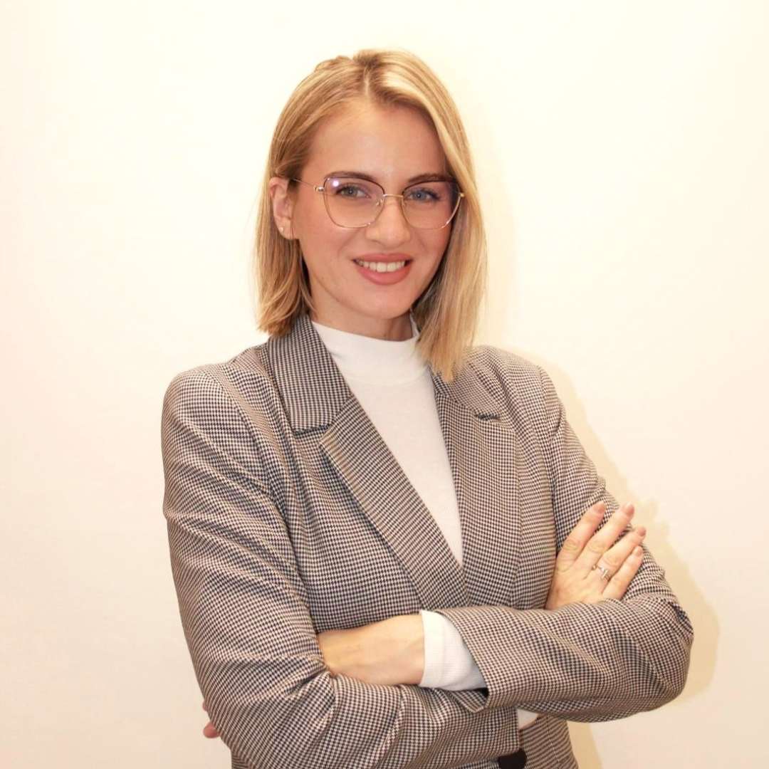 Оснивач удружења Рођена у Сарајеву 1993. године. Одрасла у Вишеграду. Вишеструка првакиња у каратеу и носилац златне медаље са Свјетског купа. Проглашена спортистом године Вишеграда. Дипломирала на Факултету безбједности, мастер завршила на Правном факултету у Новом Саду са просјеком 10. Ради као менаџер у иностраној компанији. Љубитељ спорта, уметности и креативног изражавања. Вјерује у рад, част и знање. Патриотизам, православље и заједништво темељ су њеног дјеловања.