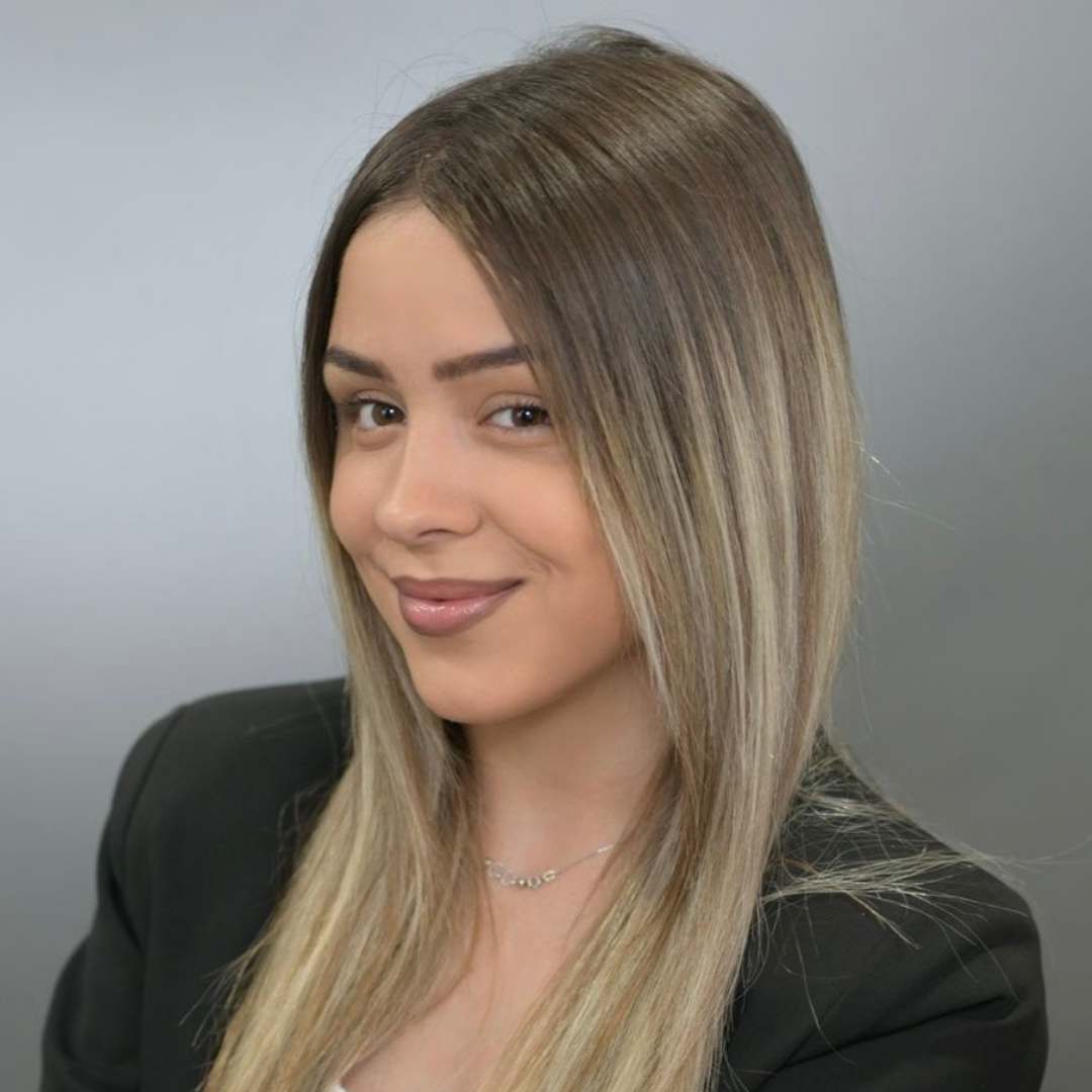 Координатор општине Мали Зворник Рођена 2005. у Лозници, живи у Малом Зворнику. Од детињства гаји љубав према традицији, култури и спорту. Од седме године игра фолклор у КУД-у „Мина и Андреј“, наступа широм Србије и негује народну баштину. Поред фолклора, активно се бавила фудбалом. Њена енергија, истрајност и фер-плеј дух издвајају је као вредног тимског играча. Завршила Царинску школу са одличним успехом и матурским радом из области царинског система. Слободно време посвећује природи, планинарењу, дружењу и личном развоју. Љубитељ је књига и добрих крими загонетки. Верује у породицу, рад на себи и праведност као животне темеље.