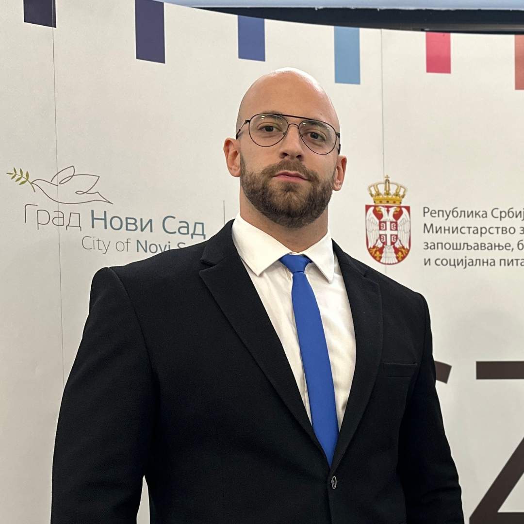 Оснивач и председник удружења Филип је рођен 27. маја 1995. године у Лозници, одрастао у Малом Зворнику, афирмисао се као врхунски спортиста и носилац бројних титула у борилачким вештинама, магистар права, активан у академској и студентској заједници, носилац значајних функција у правничким и спортским организацијама, лидер са искуством у управљању, председник Академског центра за заштиту животне средине и одрживи развој, љубитељ природе, животиња, епске фантастике и психологије, који свој живот води посвећено породици, вери, држави и доприносу заједници.